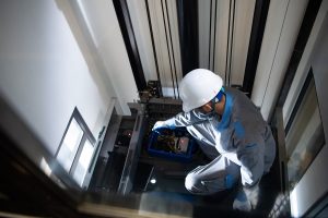 Kỹ sư đang bảo trì thang máy