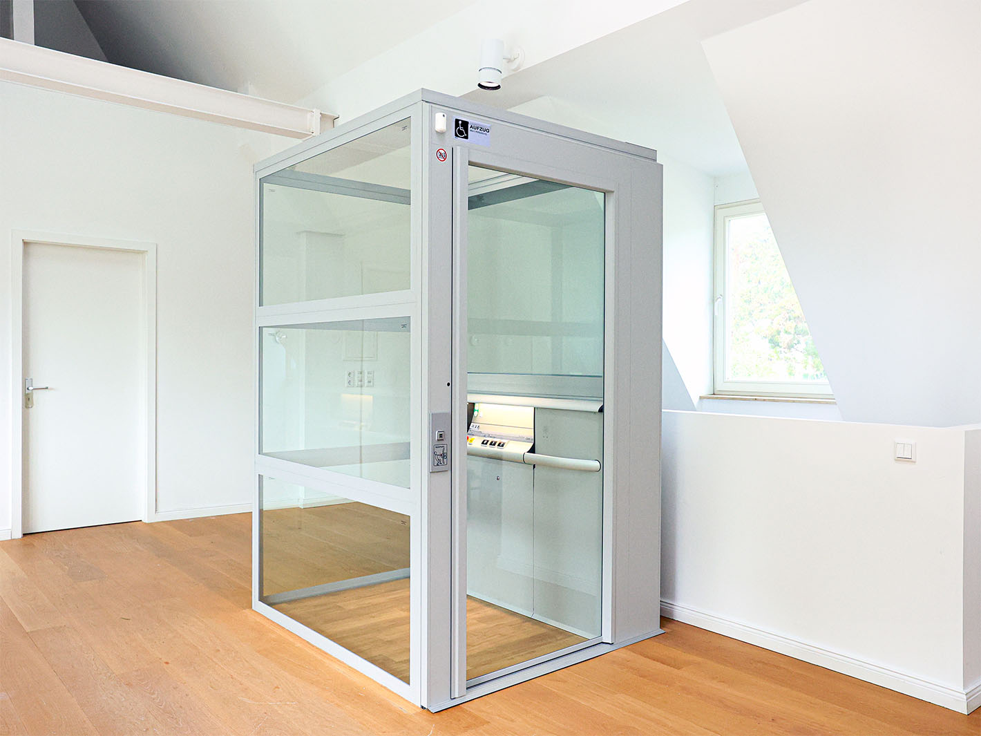 Cabin kính và thiết kế mở tạo cảm giác thoáng đãng cho không gian nhà ở