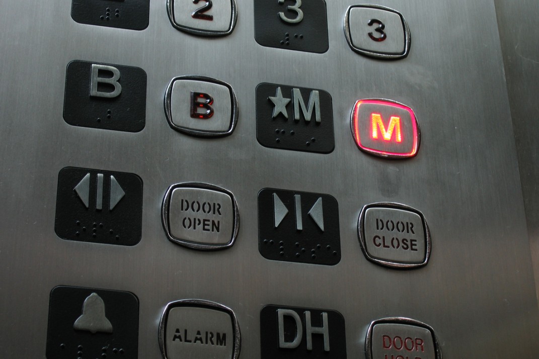 Minh họa bảng ký hiệu thang máy bên trong cabin