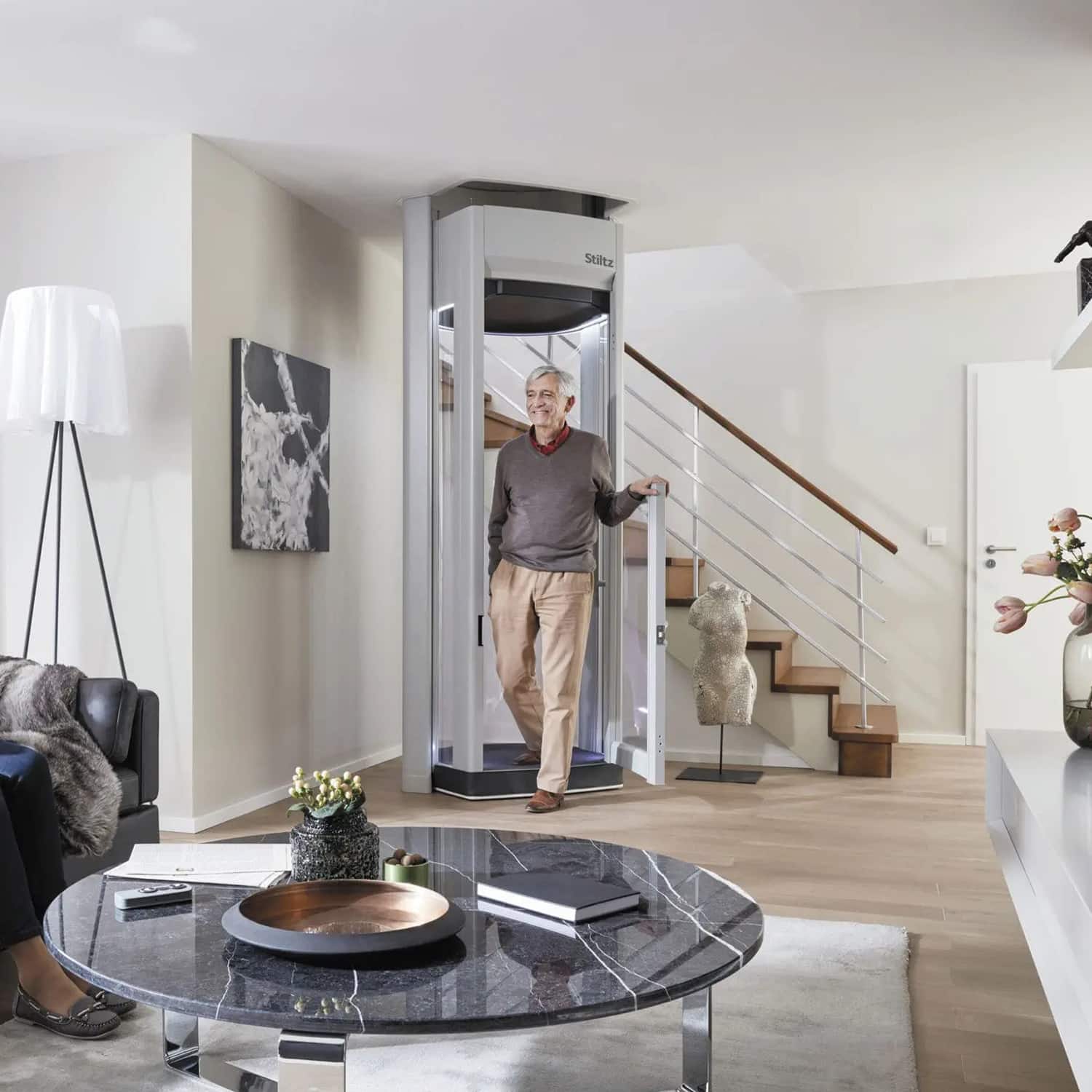 Thang máy cho nhà 3 tầng lắp bên cạnh thang bộ