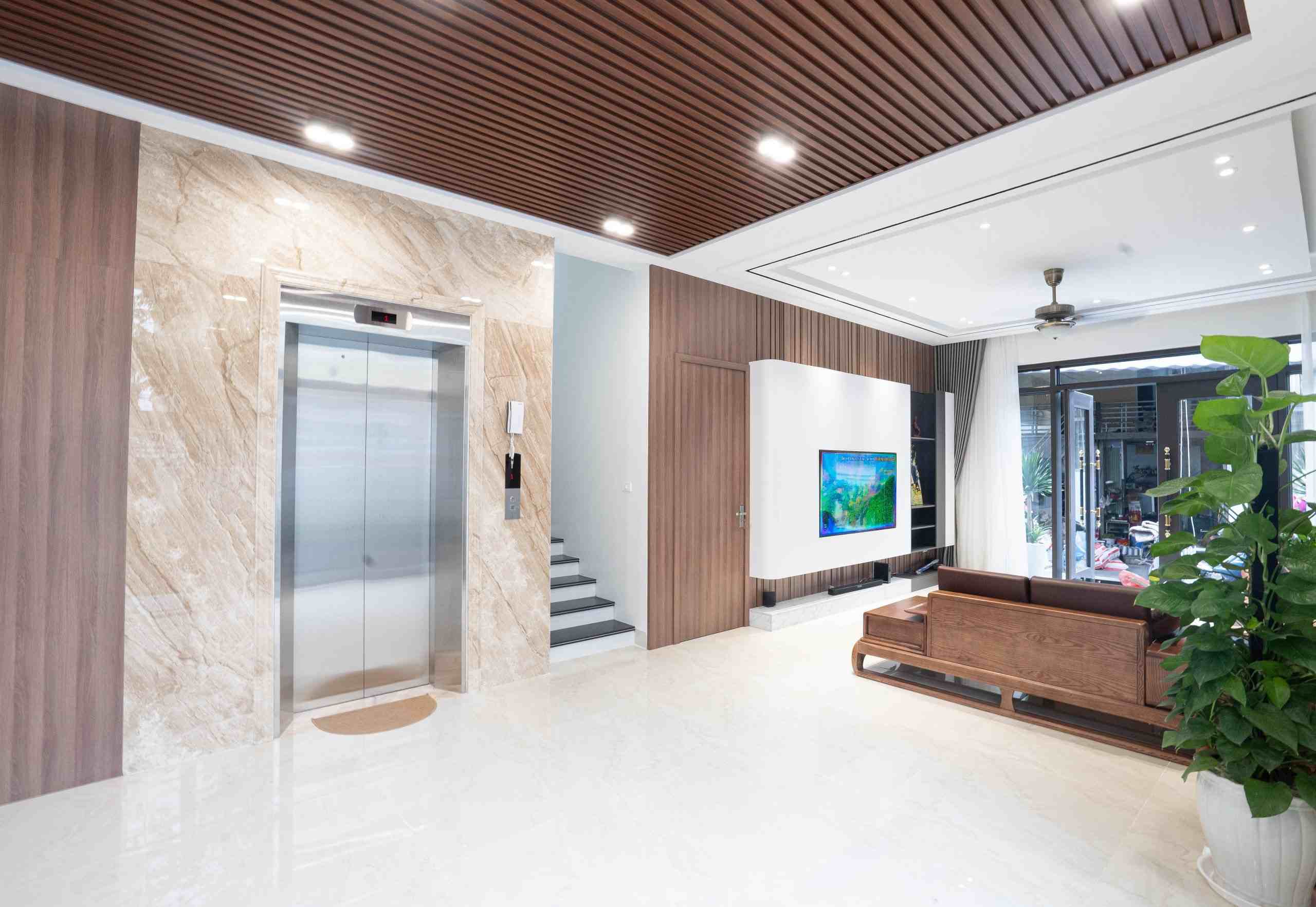 Lắp thang máy gia đình ngay cạnh cầu thang bộ