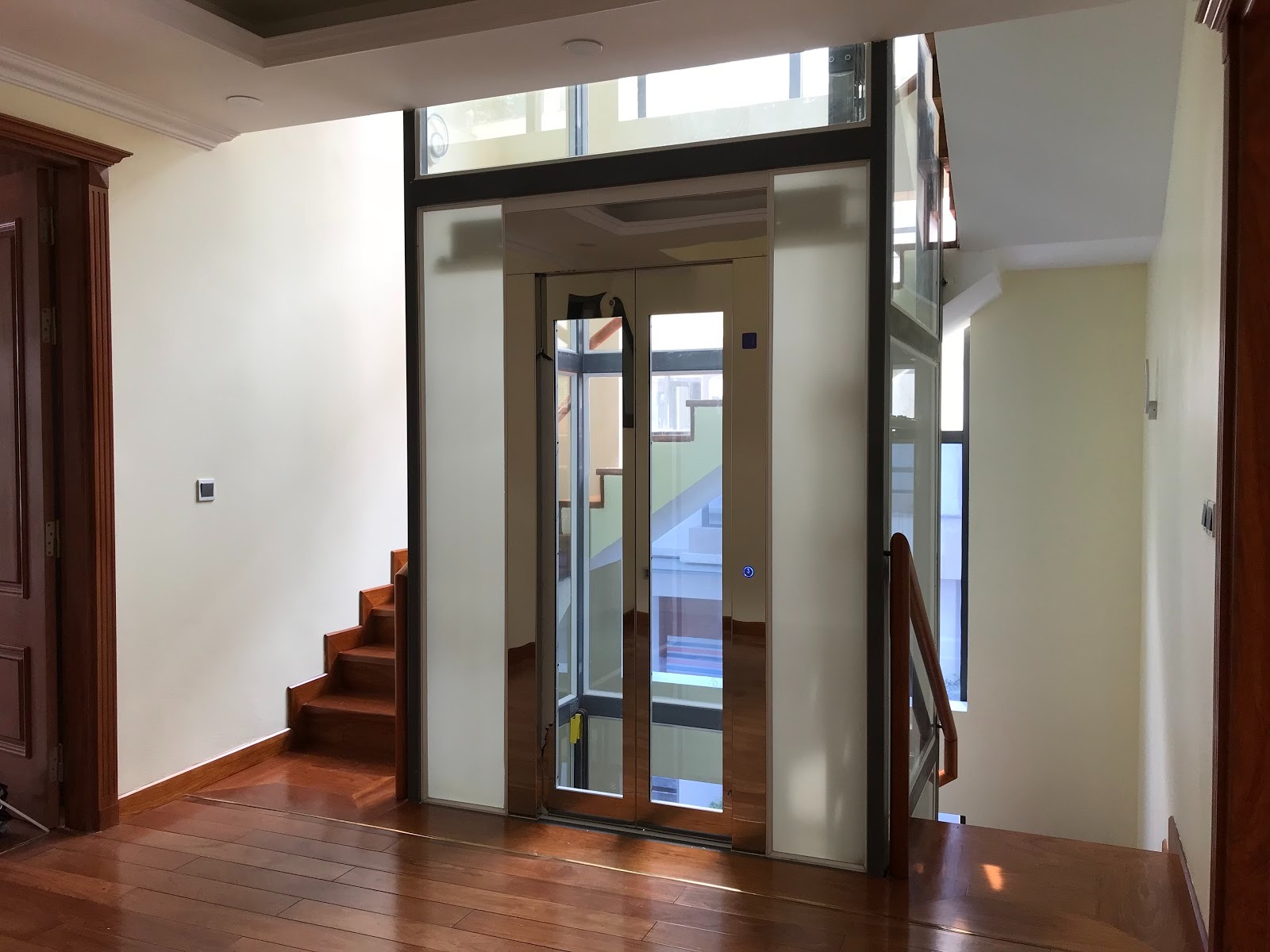 Gợi ý 4 mẫu cabin “sang - xịn - mịn” cho thang máy gia đình 300 triệu