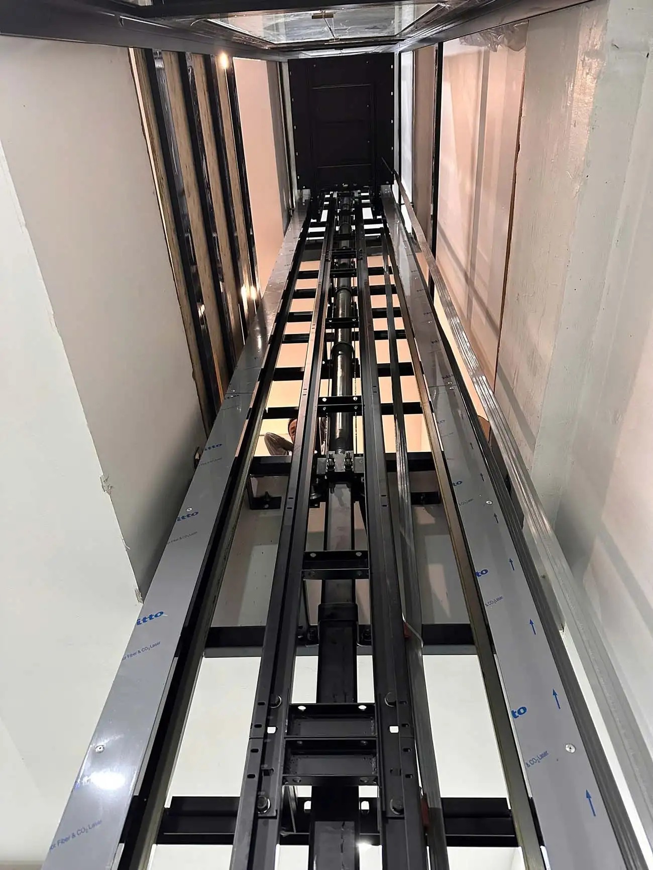 Giếng thang phải thẳng không được nghiêng quá 30mm